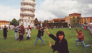 piza-turisty-poziruyut520