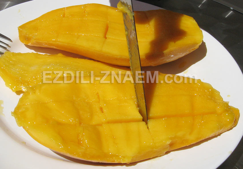 Как есть манго - делаем надрезы, не разрезая кожуры