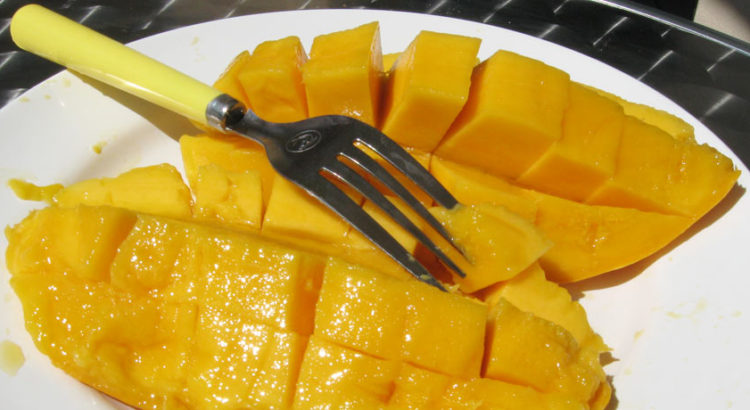 Как едят фрукт манго в Таиланде. Фото