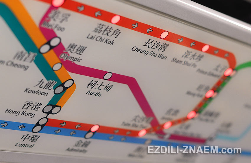 Схема метро Гонконга над дверями в вагоне 