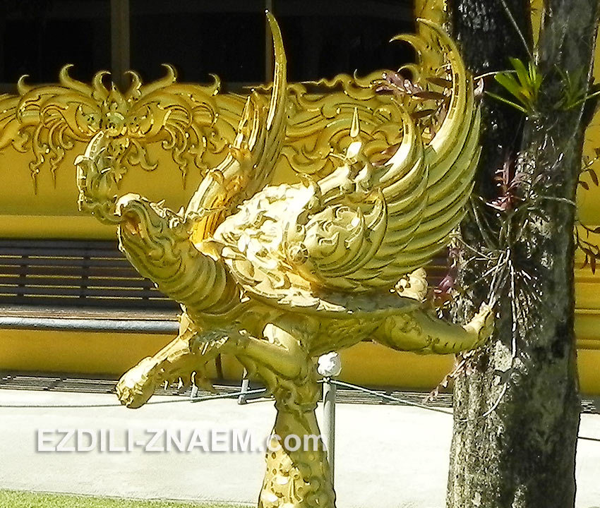 одна из скульптур недалеко от Белого Храма в Тайланде