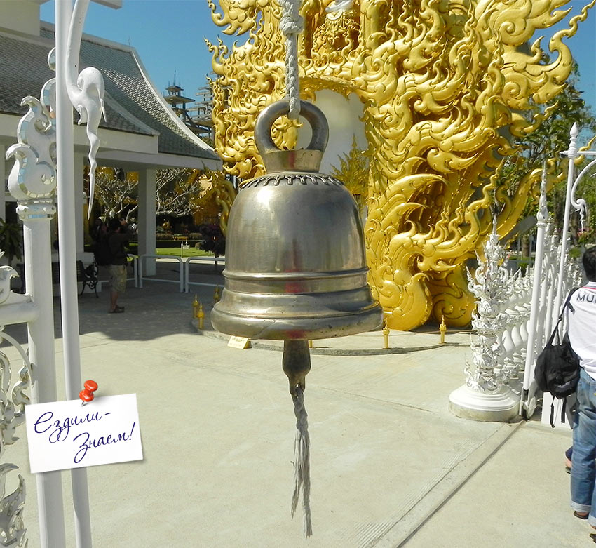 вход в Белый храм в Таиланде