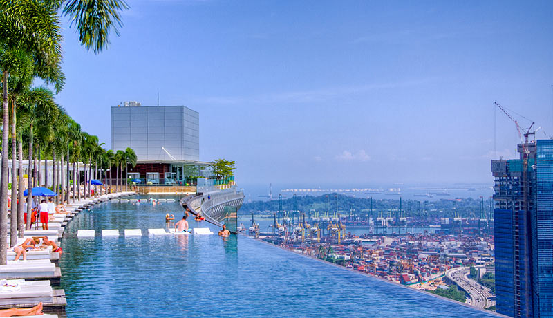 Удивительный бассейн на крыше отеля Марина Бэй Сэндс в Сингапуре