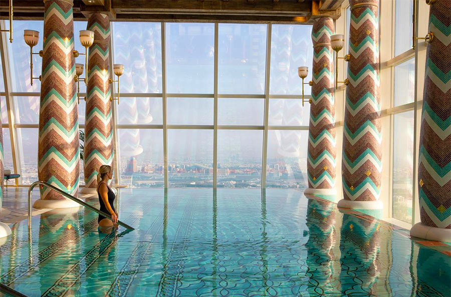  красивейший бассейн с видом на море в отеле Burj Al Arab в Дубаи
