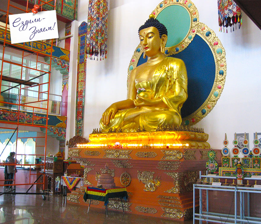 Золотой Будда внутри буддийского Дацана "Рингпоче Багша"