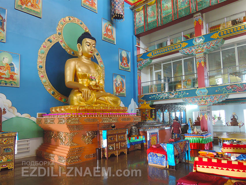 Золотой Будда в буддийском дацане Ринпоче Багша в Улан-Удэ
