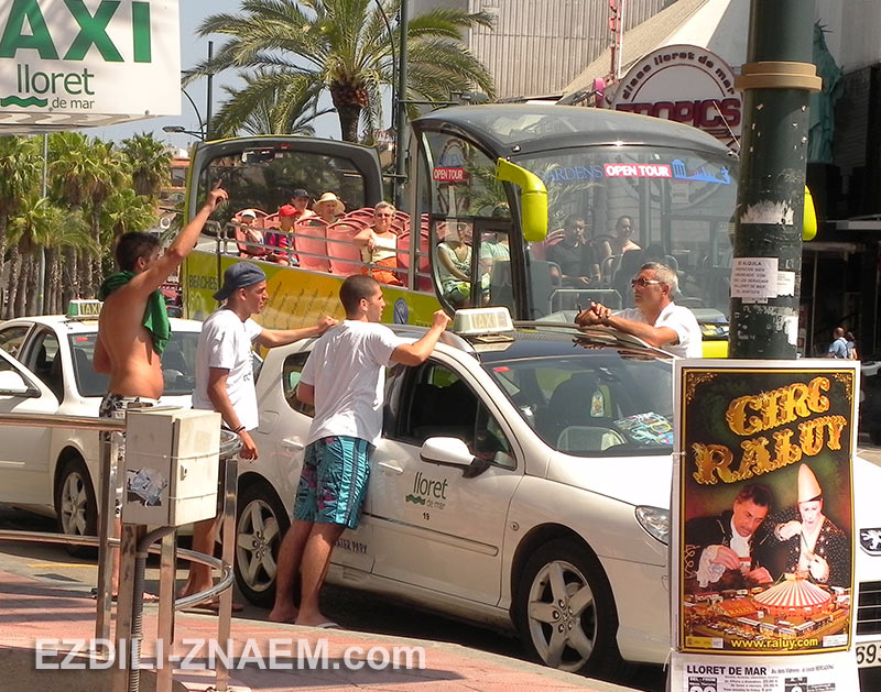 Таксист и туристы на улице в Ллорет де Мар, Испания