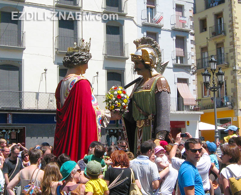 праздник Гигантов на улицах Олота. Каталония, Испания