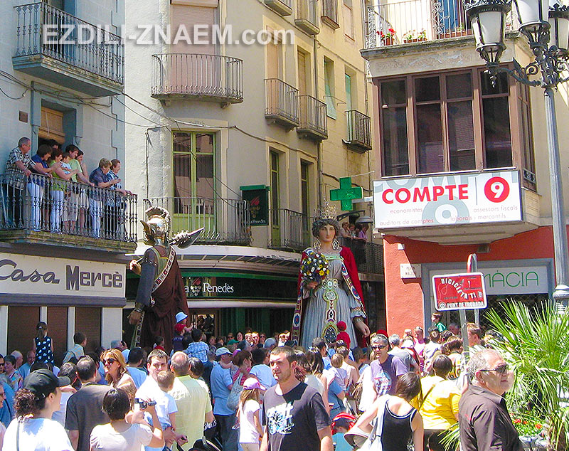 фигуры Гигантов на улицах испанского Олота