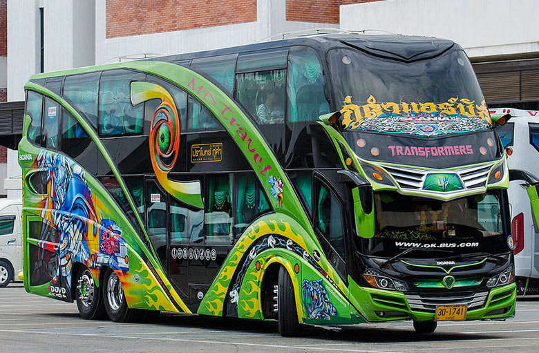 Позитивно окрашенные автобусы в Таиланде