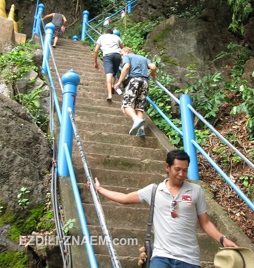 туристы на лестнице на вершину Тигровой горы