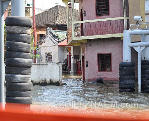 Наводнение в Тайланде. На берегу реки Чао Прайя в Бангкоке
