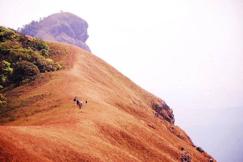 туристы на склоне горы Дои Мон Чонг в Чианг Май
