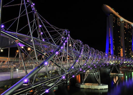 Самые необычные мосты мира: пешеходный мост "Helix" в Сингапуре