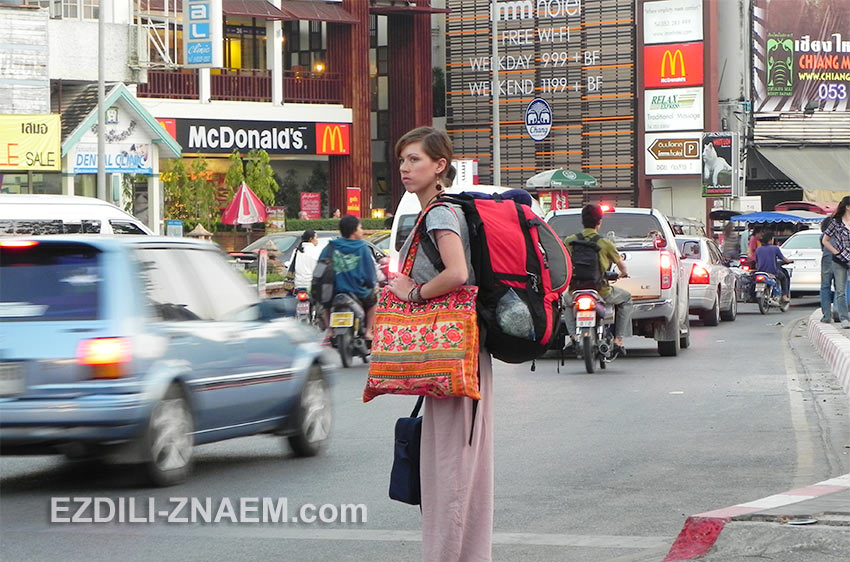 эта туристка приехала в Чиангмай почти налегке