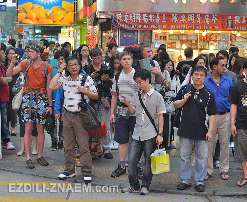 Толпы китайцев в Гонконге