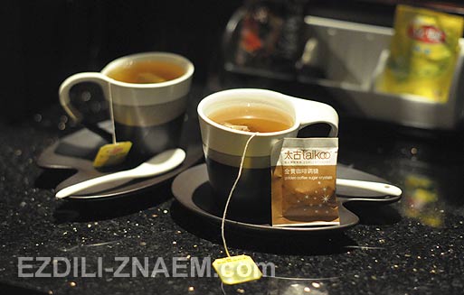 чай из минибара в номере отеля "Пуллман" в Гуанчжоу. Китай
