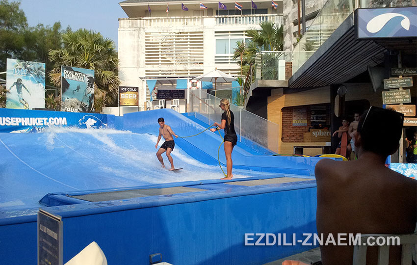 Бар серфингистов "Surf House" популярен среди отдыхающих на пляже Ката