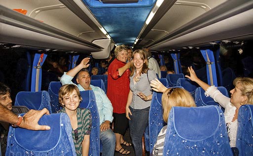 Автобусный тур по Европе. Туристы садятся в автобус
