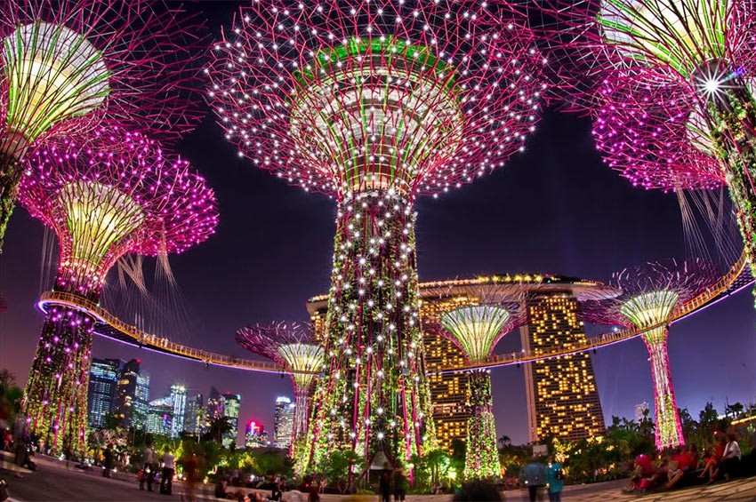 вечерняя подсветка в парке "Garden by the Bay" в Сингапуре