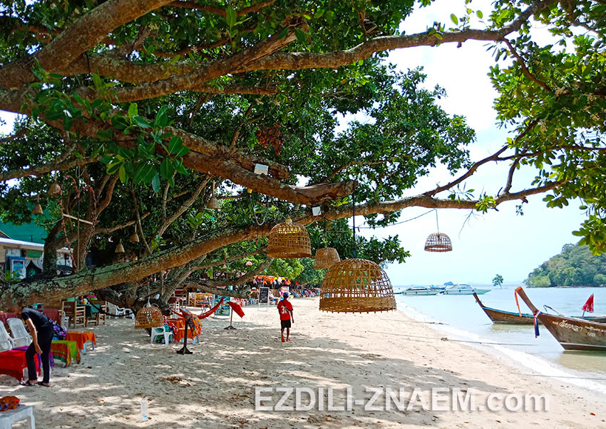 На фото: бары на пляже Nong Thale, Краби