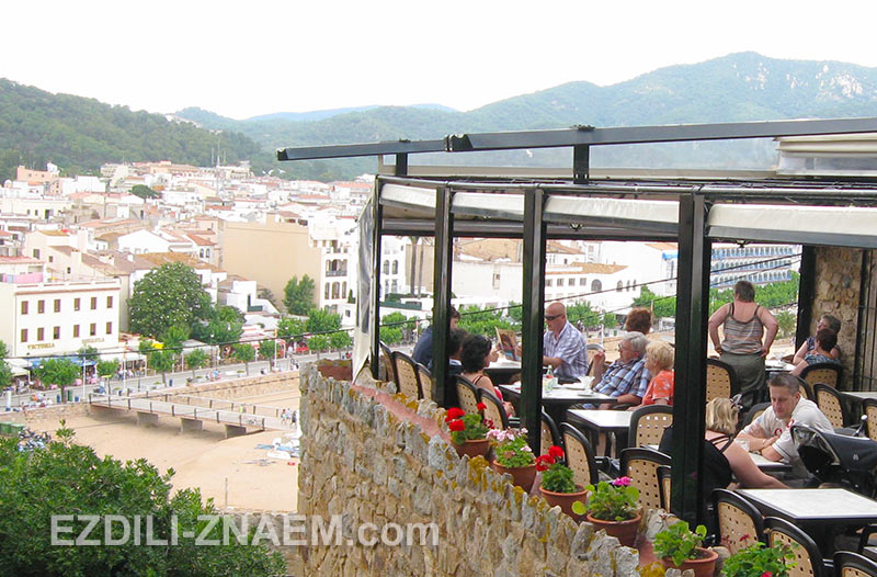 На фото: кафе с видом в Тосса-де-Мар, Испания