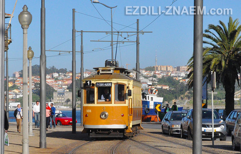 На фото: трамвай в Порту, Португалия