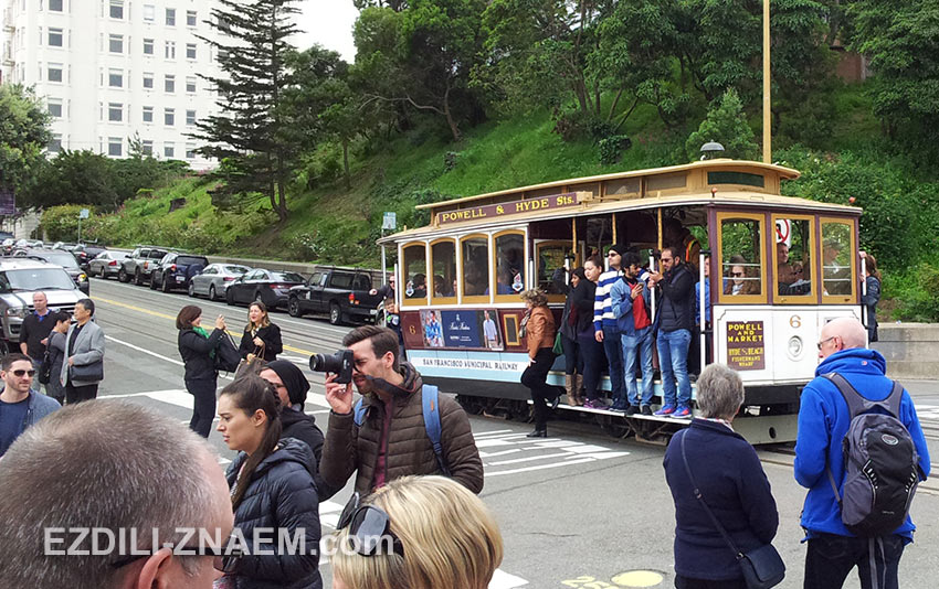 Туристы приехали на трамвае, чтобы сфотографировать Ломбард-Стрит. Сан-Франциско