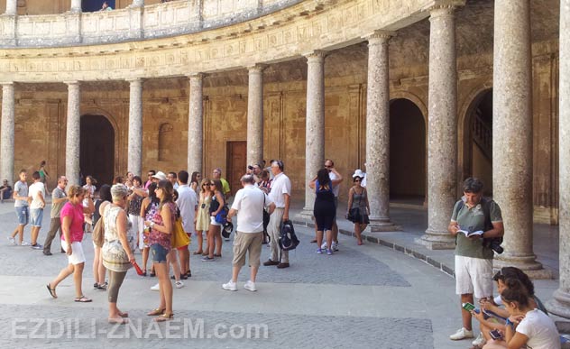 Туристы в здании Хенералифе в Альгамбре