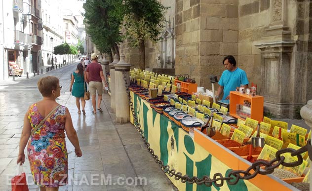 Гранада в Испании. Уличные продавцы чая в Гранаде