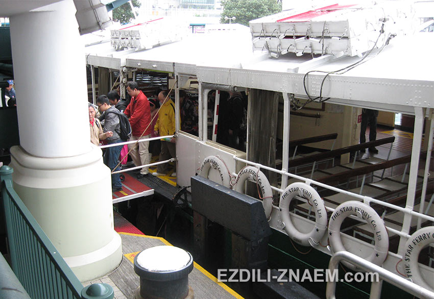 посадка пассажиров на борт парома Star Ferry, Гонконг