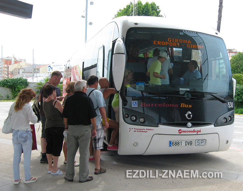 На фото: туристы едут в аэропорт Жироны с автовокзала Бланеса