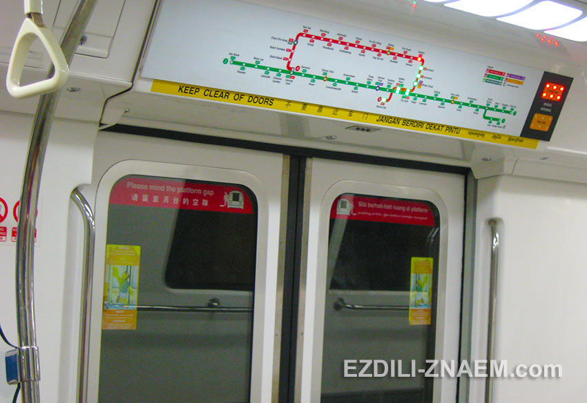 индикаторы остановок в вагоне метро Сингапура
