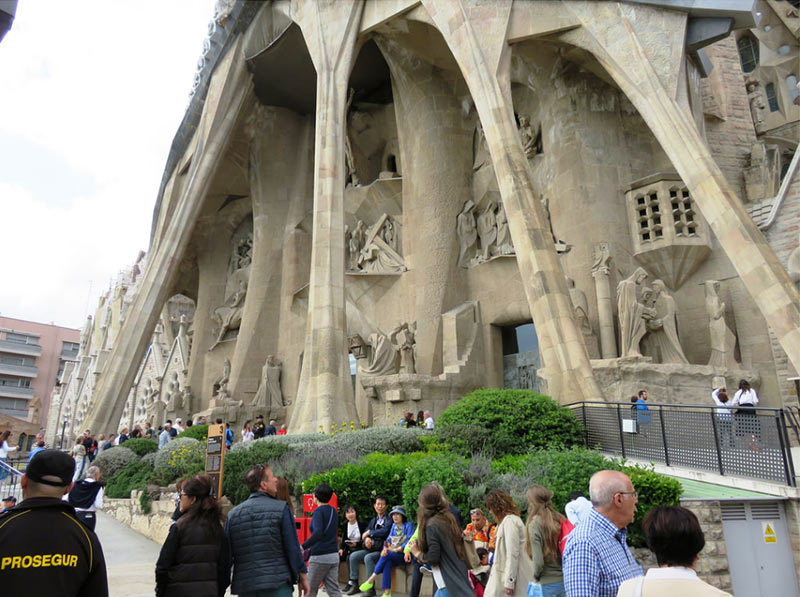 вход в храм Саграда Фамилия, Барселона