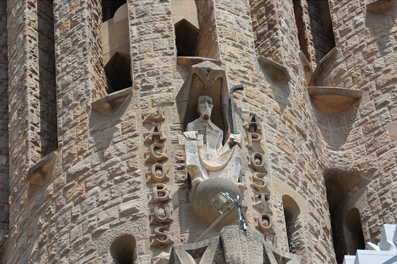 наружний декор на стенах храма Саграда Фамилия в Барселоне