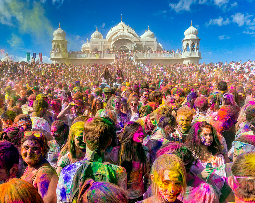 в марте имеет смысл поехать в Индию и поучаствовать в грандиозном фестивале красок Холи