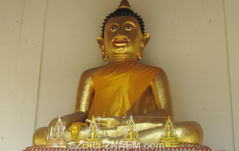 Золотой Будда в храме