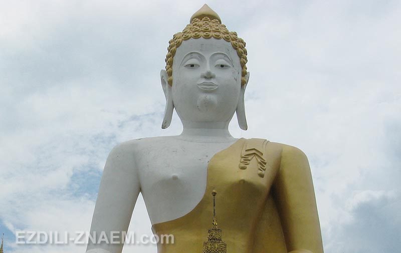 Фигура белого Будды, Чианг Май, Таиланд