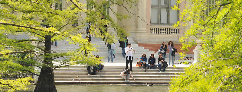 Туристы отдыхают в парке. Мадрид