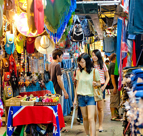 Туристы на рынке Чатучак в Бангкоке