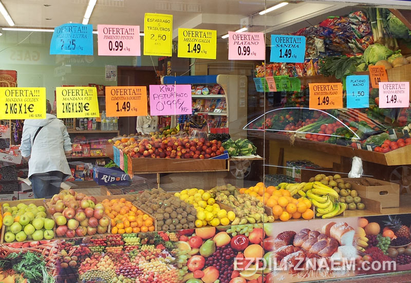 Магазин с овощами и фруктами в Испании