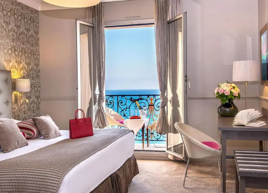 Вид на моря из отеля Hôtel Le Royal Promenade des Anglais в Ницце