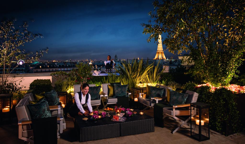 Отель The Peninsula с видом на Эйфелеву башню, Париж, Франция