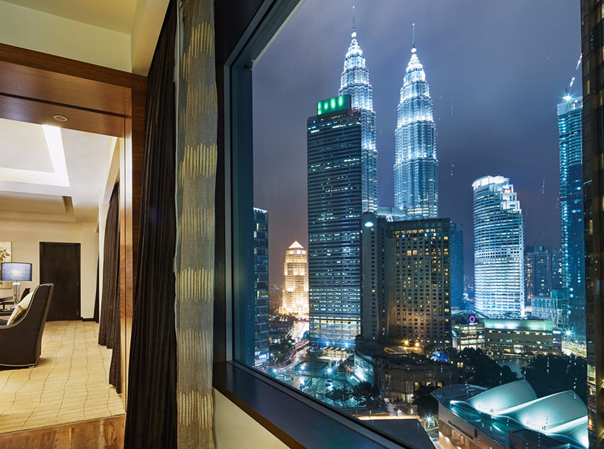 вид на башни Петронас из отеля "Impiana" в Куала-Лумпур