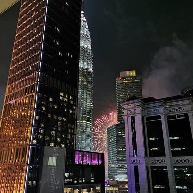 На фото: вид на башни Петронас из номера отеля "Maya" в Куала-Лумпуре
