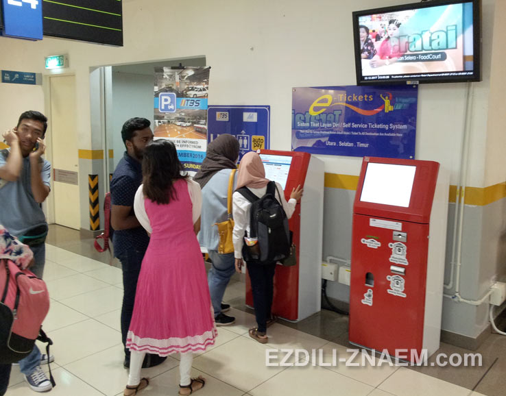 Покупка автобусных билетов в билетных автоматах на третьем этаже, Куала Лумпур