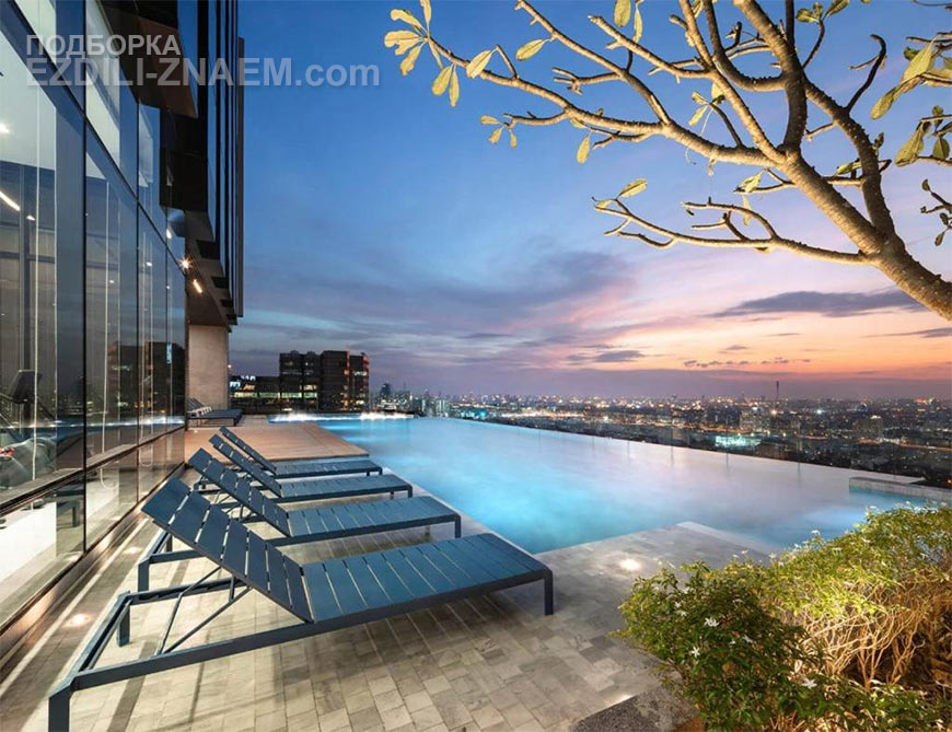 Вид на вечерний Бангкок с крыши отеля Quarter Ari