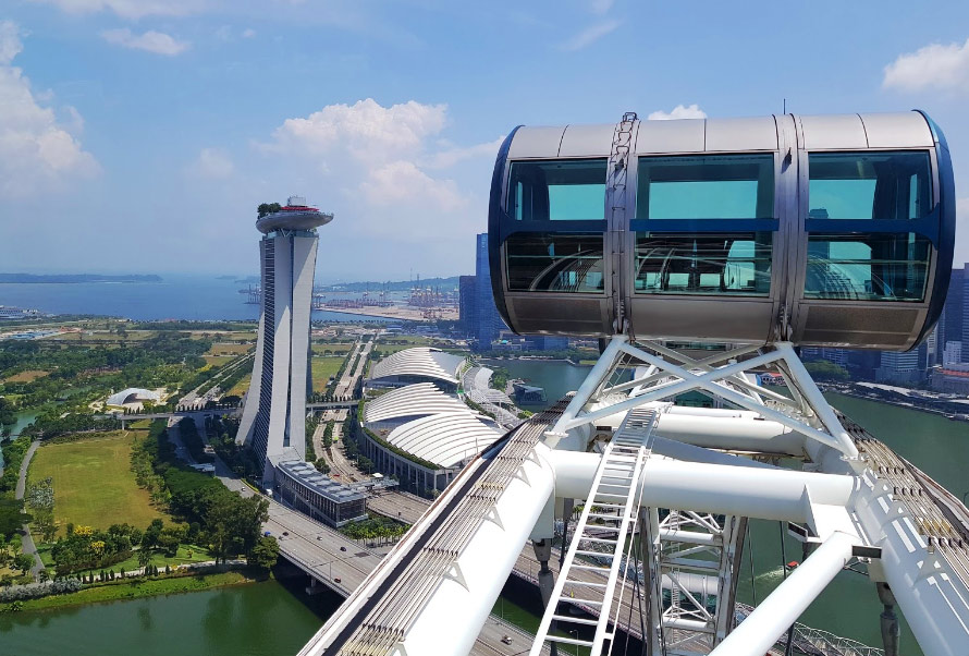 Вид на Сингапур с колеса обозрения Singapore Flyer