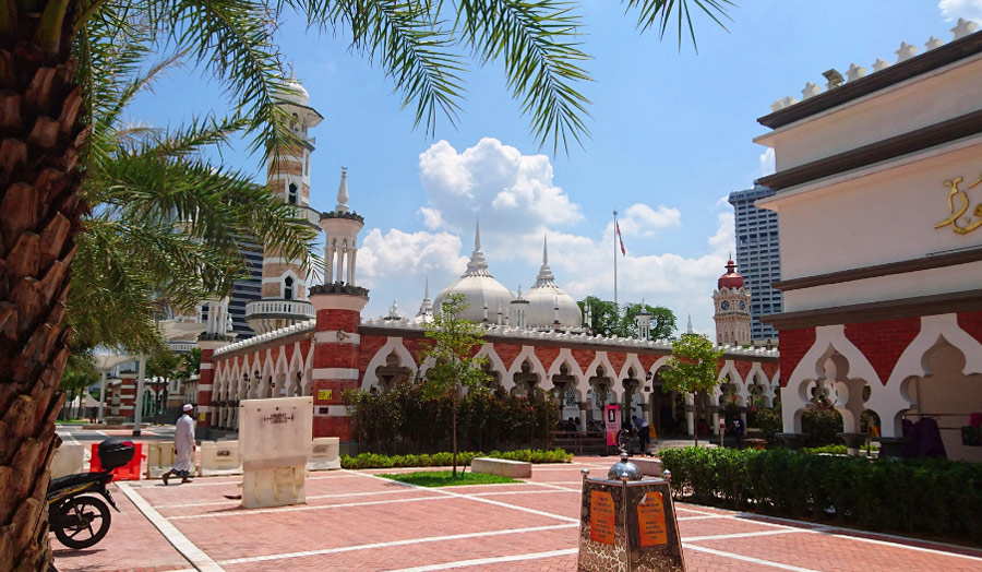На фото мечеть Masjid Jamek в Куала-Лумпур
