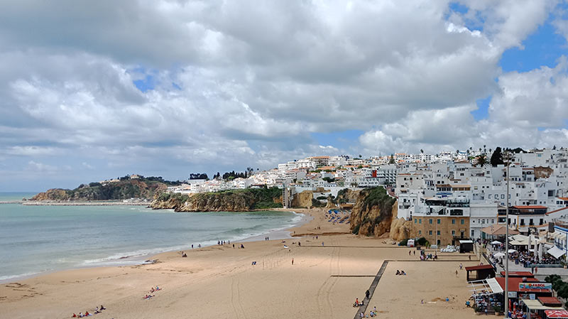 Пляж в городке Альбуфейра в Португалии